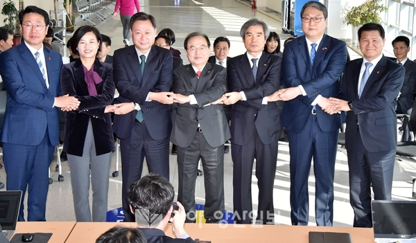 부산 북항 오페라하우스 건립을 비롯한 복합문화벨트 조성 사업을 본격화하는 협약체결을 축하하고 협력을 다짐하는 기자회견에 참석한 기관장들이 25일 부산국제여객터미널 5층에서 손을 맞잡고 결의를 다지고 있다. 왼쪽부터 박재범 남구청장, 서은숙 부산진구청장, 김철훈 영도구청장, 오거돈 부산광역시장, 남기찬 부산항만공사장, 윤종서 중구청장, 최형욱 동구청장.(사진=양삼운 선임기자)