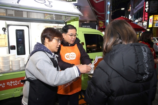 허성무 창원시장이 지난 23일 마산회원구 합성동 국민은행 사거리에서 청소년밥차추진위원회 무료 배식 자원봉사자로 동참해 청소년들에게 배식을 하고 있다.