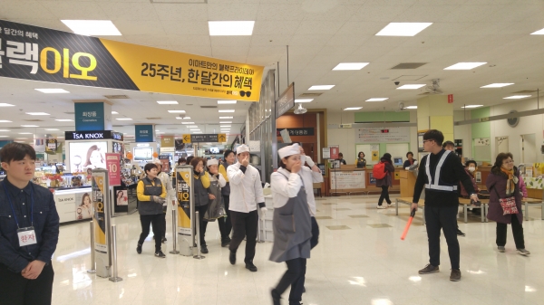 양산 이마트에서 시민들이 입을 가린 채 건물을 빠져나가는 훈련을 하고 있다.