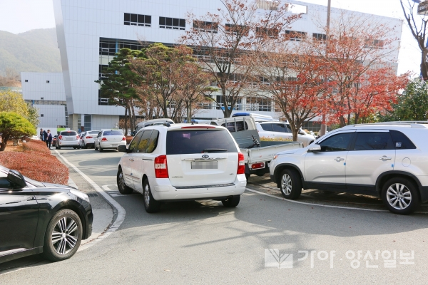 양산문화예술회관 행사로 주차할 곳이 부족해 인도와 곡각에 주차해 놓은 차량들. 양산시에서는 내년 4월까지 임시주차장 150면을 마련할 계획이다. (사진=권환흠 기자)