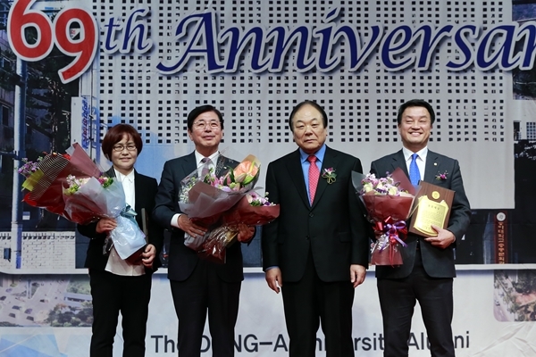 동아대 총동문회 정기총회에서 동문대상을 수상한 허용도(왼쪽에서 2번째) 부산상공회의소 회장과 윤준호(오른쪽에서 1번째, 더불어민주당, 해운대을) 국회의원, 최수옥(왼쪽에서 1번째) (주)남성주류 대표가 제종모 회장과 기념촬영을 하고 있다.(사진제공=부산상의)
