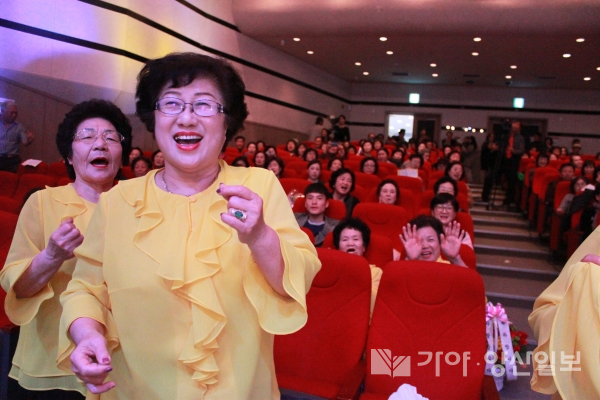 예그리나 송년가요콘서트에서 상북어머니합창단이 공연을 즐기고 있다. (사진=신정윤 기자)