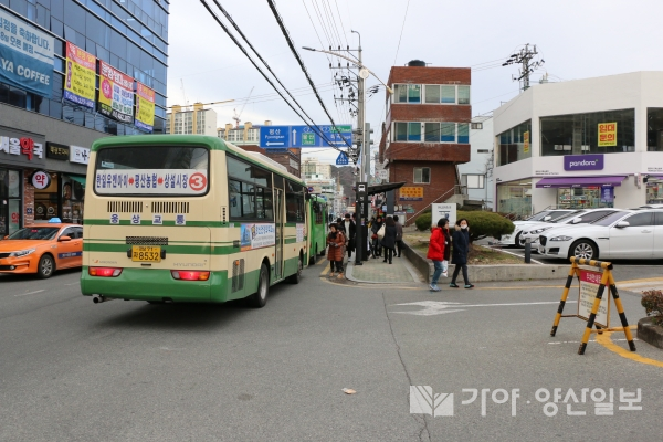새로 이전한 덕계 메가마트 정류소. 버스가 정차하면 메가마트 출구를 가로막는 형태가 돼 논란이 일고 있다. (사진=권환흠 기자)