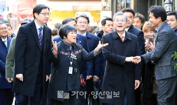 문재인 대통령이 13일 경남을 찾아 마산 창동 예술촌을 방문해 관계자의 설명을 듣고 있다. 이날 방문에는 김경수 도지사, 허성무 창원시장, 더불어민주당 김기운 창원의창 지역위원장, 박남현 전 청와대 행정관 등이 수행했다.(사진제공=경남도)
