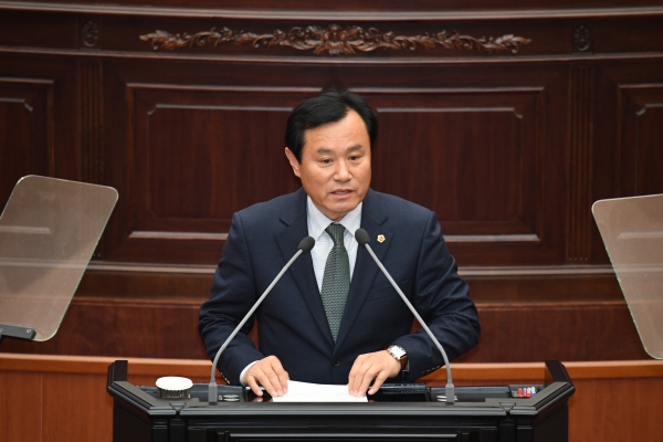 지난 13일 열린 경남도의회 제359회 정례회 제6차 본회의장에서 5분자유발언을 하고 있는 한옥문 도의원. (사진=경남도의회 제공)