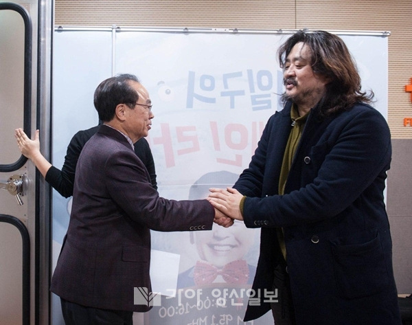 오거돈 부산광역시장이 17일 tbs 방송사에서 김어준 진행자와 악수하고 있다.(사진제공=부산시)