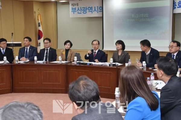 오거돈 부산시장이 지난 21일 시의회 더불어민주당 의원총회에서 김헤신공항의 문젲ㅁ을 비판하며 동남권 관문공항의 필요성을 역설하고 있다. 오른쪽은 박인영 시의회 의장.(사진제공=부산시)