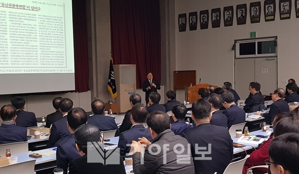 전호환 부산대학교 총장이 26일 부산광역시청 대강당에서 열린 부산미래포럼 특강에서 "부울경의 미래는 광역연합으로 풀어나가자"고 역설하고 있다.(사진제공=부산대)