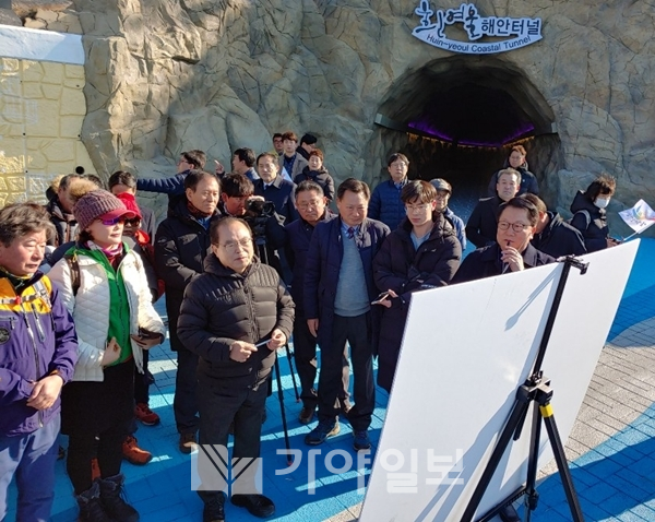 오거돈 부산시장이 9일 오전 영도 절영해안산책로 흰여울터널 앞에서 산책로 현황을 보고받고 있다. 이날 오 시장의 영도 방문에는 김철환 구청장 등이 참석해 간담회 등을 진행했다.(사진=양삼운 선임기자)