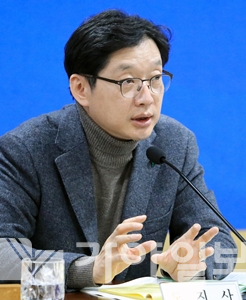 김경수 경남도지사가 15일 2차 시장군수 정책회의에서 인사말을 하고 있다.(사진제공=경남도)