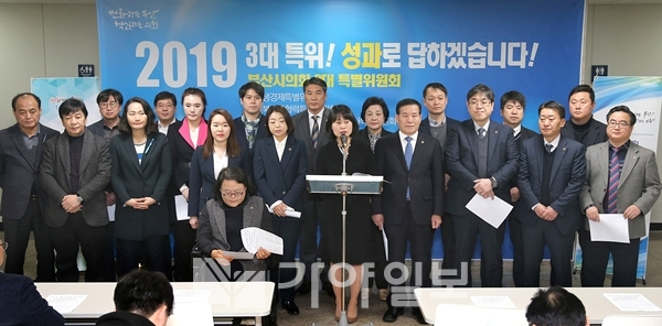 박인영 부산광역시의회 의장이 21일 오후 시의회 의원회관 로비에서 3대 특별위원회 소속 의원들과 함께 기자회견을 열어 "3대 특별위원회 활동을 통해 시민속으로 다가가는 의정활동을 펼치겠다"고 다짐하고 있다.(사진=양삼운 선임기자)
