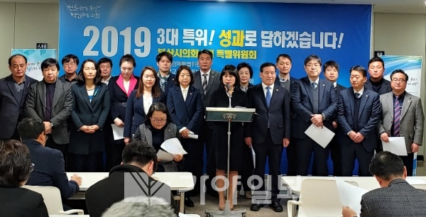 박인영 부산광역시의회 의장이 21일 오후 시의회 의원회관 로비에서 3대 특별위원회 소속 의원들과 함께 기자회견을 열어 "3대 특별위원회 활동을 통해 시민속으로 다가가는 의정활동을 펼치겠다"고 다짐하고 있다.(사진=양삼운 선임기자)