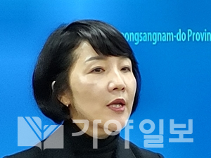 김지수 경상남도의회 의장이 지난달 31일 도의회 브리핑룸에서 김경수 도지사 법정구속 판결에 대해 개인 자격으로 입장을 밝히고 있다.(사진=양삼운 선임기자)