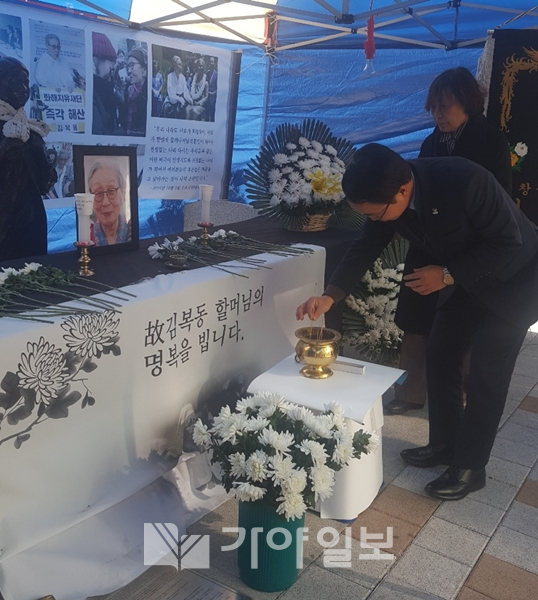 경남도지사권한대행인 박성호 행정부지사가 지난달 30일 창원시 마산합포구 오동동 문화광장 내 인권자주평화다짐비 앞에 설치된 창원 분향소를 찾아 분향하고 있다.(사진제공=경남도)