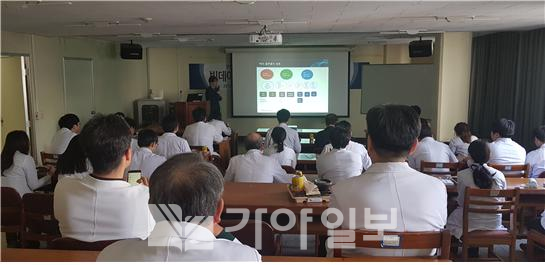 고신대복음병원(병원장 최영식 박사)dl 4차산업 빅데이터 기반 정밀의료 실현을 위한 연구중심병원 기획강좌를 개강하고 테라젠 부사장, 김경철 박사의 "빅 데이터 기반 미래정밀의학의 실재"라는 주제 강연을 듣고 있다. ⓒ허난세 선임기자