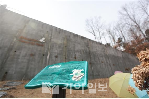 어린이 전문 최초 장지인 '안데르센 공원묘원'이 '세계 소아암의 날'을 맞아, 개신교 단체인 하이패밀리(대표 송길원 김향숙) 양평 가족테마파크 '더블유 스토리'(W-Story) 내에 15일 개장했다. 특별히 이 안데르센 공원묘원은 어린이전문화초장지공원으로 백혈병 소아암으로 부모 곁을 떠난 어린이들을 기억하고 무료로 안치하는 공간이다.ⓒ허난세 선임기자