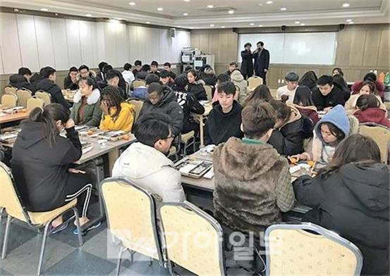 고신대학교(총장 안민) 대외협력처 주최로 2019년 설날맞이 외국인유학생 위로회가 ㈜화신전력 박수묵 대표이사(소명교회 장로)의 개인후원으로 지난 8일 샬롬관 김현태홀에서 열리고 있다.ⓒ허난세 선임기자