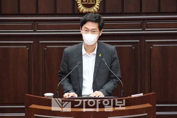 김태훈 부산광역시의회 의원이 지난달 29일 본회의에서 미세먼지 마스크를 착용하고 5분자유발언을 하고 있다.(사진제공=부산시의회)