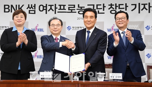 부산지역을 본사로 둔 우량 여신전문 금융회사인 BNK캐피탈이 ‘BNK 썸 여자프로농구단’ 창단을 공식 발표하고 부산광역시와 연고지 협약을 맺었다. 8일 오전 부산시청 26층 회의실에서 열린 창단 기념 기자간담회에 참석한 유영주(왼쪽부터) 초대 감독, 오거돈 부산광역시장, 김지완 BNK금융그룹 회장, 이두호 BNK캐피탈 대표가 기념촬영을 하고 있다.(사진=정원 기자)