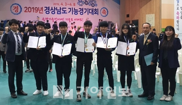 경상남도 기능경기대회에서 입상한 경남기술과학고등학교 학생들이 8일 창원기계공고에서 김재호 교장을 비롯한 선생님들과 기념촬영을 하고 있다.(사진제공=경남기과고)