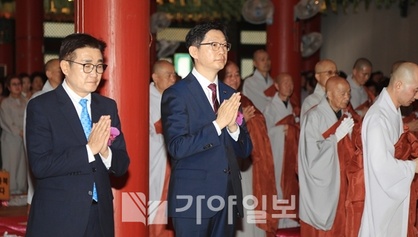 김경수 경남도지사가 12일 부처님 오신 날을 맞아 양산시 통도사를 방문해 봉축법요식에 참석하고 있다. 왼쪽은 김일권 양산시장(사진제공=경남도)