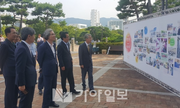 박종훈 경상남도교육감을 비롯한 내빈들이 17일 창원 성산아트홀에서 열린 '공감 어울마당' 행사장의 전시물을 둘러보고 있다.(사진=김봉우 기자)