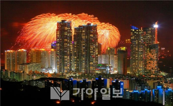 제20회 부산관광사진전 대상 ‘마린시티와 부산불꽃축제’ - 김기홍(사진제공=부산시)