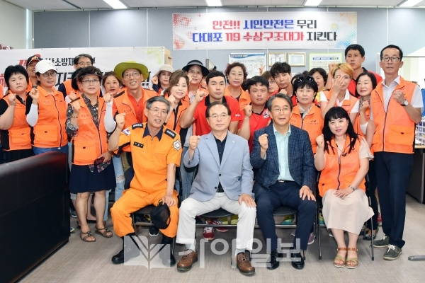 오거돈 부산시장이 5일 해수욕장 근무자들을 격려하며 기념촬영을 하고 있다.(사진제공=부산시)