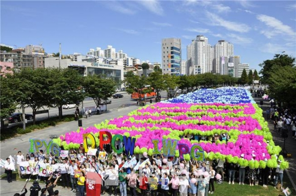 ‘9.18 평화만국회의 5주년’을 기념하는 행사가 전국적으로 열린 가운데 부산시 부산진구 송상현광장에서도 HWPL회원을 비롯한 부산 시민 1만여 명이 행사에 참여하고 있다.(사진제공=HWPL)