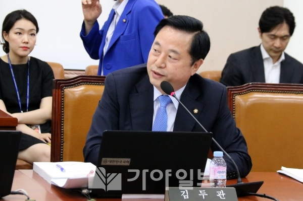 김두관 국회의원이 국회 기획재정위원회에서 질의하고 있다.(사진제공=의원실)