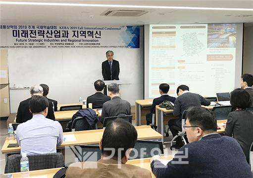 김기승 한국경제통상학회장이 부산대학교에서 지난 16일까지 이틀간 개최한 추계 국제학술대회에서 개회사를 하고 있다.(사진제공=부산대)