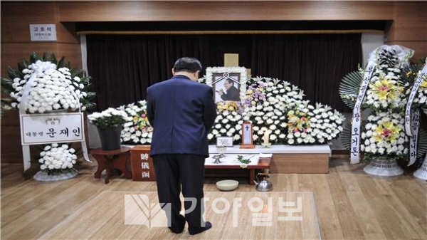 오거돈 부산광역시장이 26일 오후 수영구 천주교부산교구 남천성당에 모신 고호석 전 부산민주항쟁기념재단 상임이사의 빈소에 조문하고 있다.(사진제공=부산시)