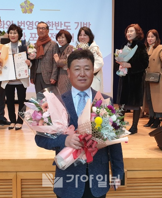 김두관 경상남도지사 재임시 투자자문관 등을 역임한 김홍간 민주평통 자문위원이 26일 오전 도청 대회의실에서 김경수 도지사 표창을 수상하고 기념촬영을 하고 있다.