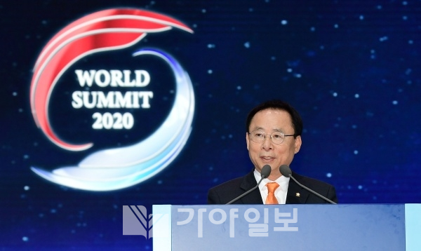 이주영 국회 부의장이 4일 일산 킨덱스에서 열린 ‘World Summit 2020’ 총회에서 축사를 히고 있다.(사진제공=가정연합)