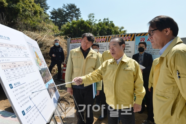 오거돈 부산광역시장이 25일 운봉산 화재 현장을 점검하고 있다.(사진제공=부산시)