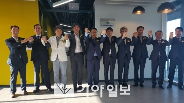 부산과 울산, 경남도가 참여하는 동남권 광역관광본부 개소식이 지난해 9월 16일 오후 부산 영도구 소재 부산관광기업지원센터에서 열린 가운데 개소식에 참석한 내빈들이 손을 맞잡고 발전을 기원하고 있다.(자료사진)