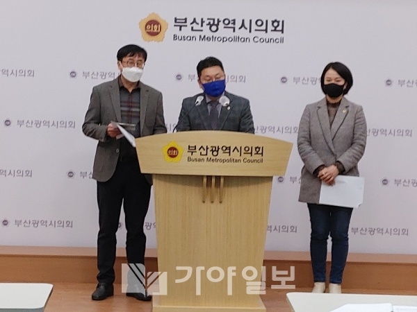 부산광역시의회 더불어민주당 원내대표단이 22일 오후 시의회 브리핑룸에서 "전봉민 국회의원 위법-특혜 의혹 관련 기자회견"을 열고 "진상조사특별위원회 구성과 6개월간의 활동" 등을 설명하고 있다. 왼쪽부터 박민성 부대표, 제대욱 대변인, 이정화 부대변인(사진=양삼운 기자)2020.12.22.