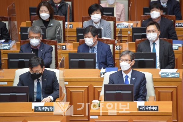 부산광역시 이병진(앞줄 오른쪽) 시장 권한대행이 23일 오전 시의회 임시회 본회의에 참석해 신상해 의장의 개회사를 경청하고 있다.(사진제공=부산시)