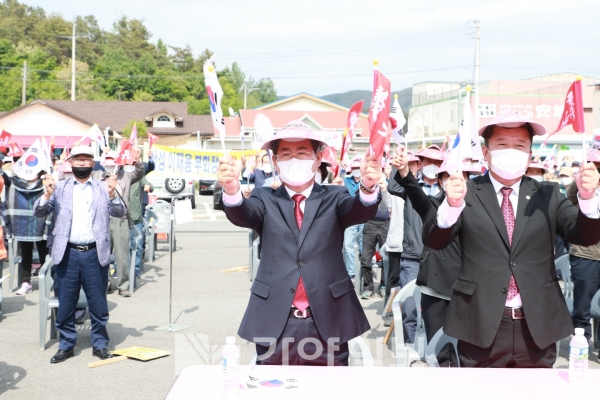 오태완 군수를 비롯한 참석자들이 12일 경남 의령군 정곡면 삼성그룹 창업주인 이병철 회장의 생가 공영주차장에서 