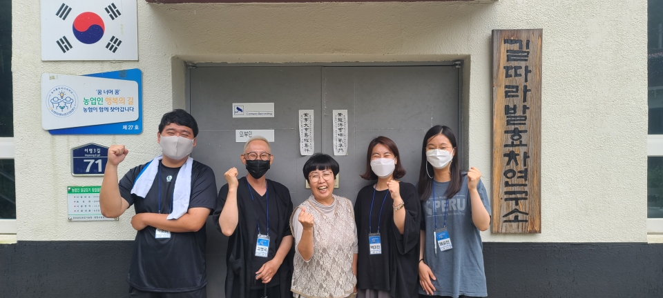 농협청년농부사관학교 5기생과 유인혜 대표 사진 좌측부터: 박준하, 김병국, 유인혜 대표, 백미진, 채유진