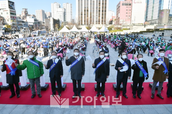 2030부산세계박람회 유치 성공 기원 범시민 결의대회가 14일 오후 부산역 광장에서 열리고 있다.(사진제공=부산시)