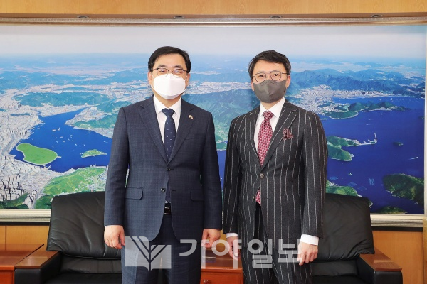 허성무 창원시장이 15일 시청 접견실에서 주부산미국영사관 데이비드 제 영사와 기념촬영을 하고 있다.(사진제공=창원시)