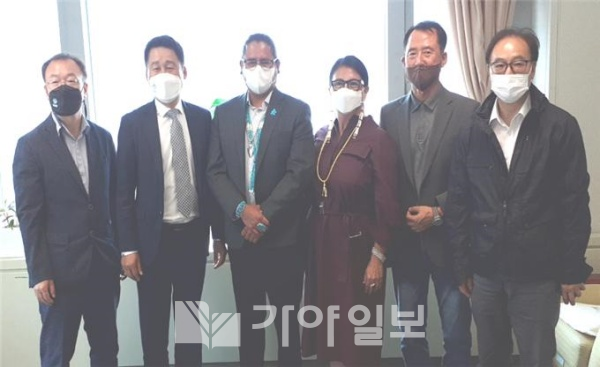 부산시 상수도사업본부를 방문한 미국 나바호자치국 대표단이 24일 기념촬영을 하고 있다. 왼쪽부터 구정모 부산시 상수도사업본부 경영지원부장, 박진옥 부산시 상수도사업본부장, 나다니엘 브라운 단장, 세실리아 쏘 자문관, 피엠엠코리아 이영구 대표, 한인석 교수(사진제공=부산시)