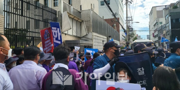 부산 일본영사관 앞에서 한미일 군사동맹 반대 집회를 진행 중인 대학생들. 한국대학생진보연합 제공