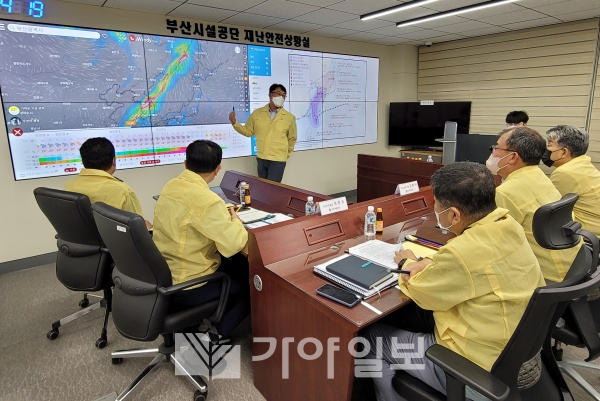 부산시설공단 안우환 안전환경팀장이 본사 재난안전상황실에서 태풍 힌남노의 동선과 대응에 대해 브리핑하고 있다.(사진제공=시설공단)