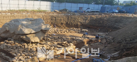 경찰이 김해시 구산동 지석묘 훼손 관련 조사를 하고 있다.