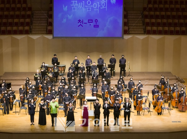 문훈숙 자원봉사애원 이사장(맨 왼쪽), 안현성 꿈씨음악회 음악감독(맨오른쪽)과 꿈씨연주자들의 단체사진
