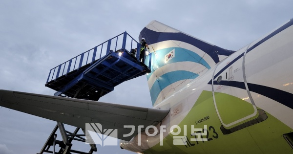 사진1)에어부산 정비사가 안전운항을 위해 항공기 정비를 실시하고 있다.