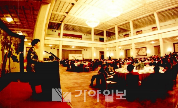 한학자 세계평화여성연합 총재가 1993년 중국 베이징 인민대회당에서 초청강연을 하고 있다.(사진제공=류인용 국장)
