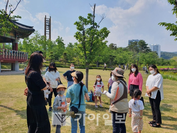 2022년 5월 부산시민공원 시민마루 일원에서 숲해설 프로그램이 진행되고 있다.